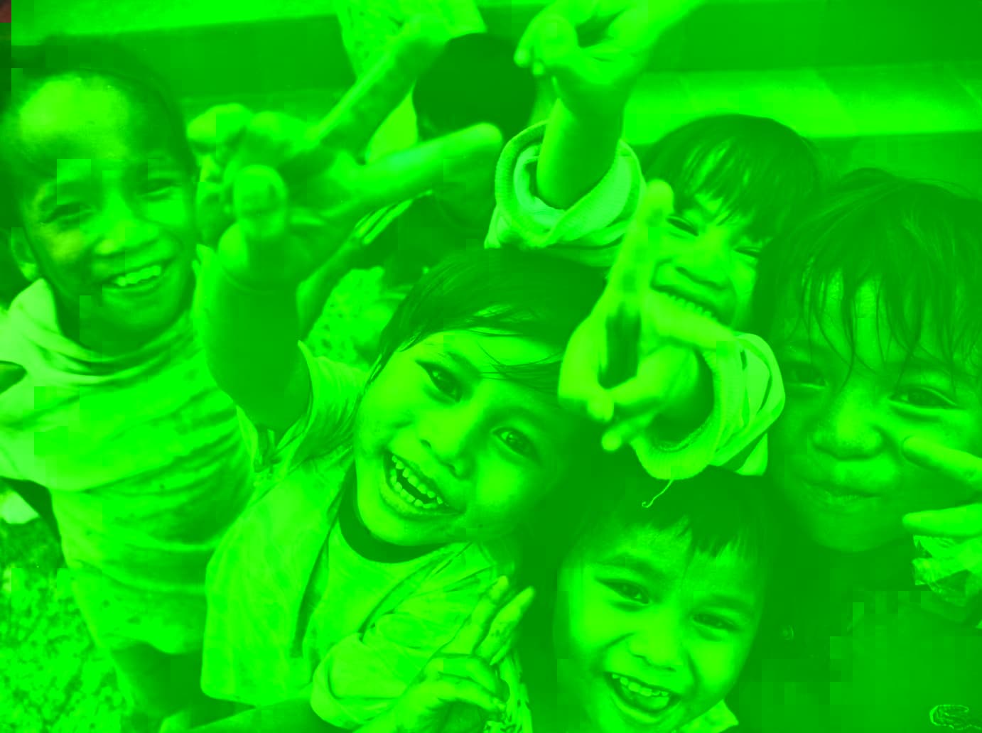 Børn der modtager måltider gennem Tribe's donationsprogram