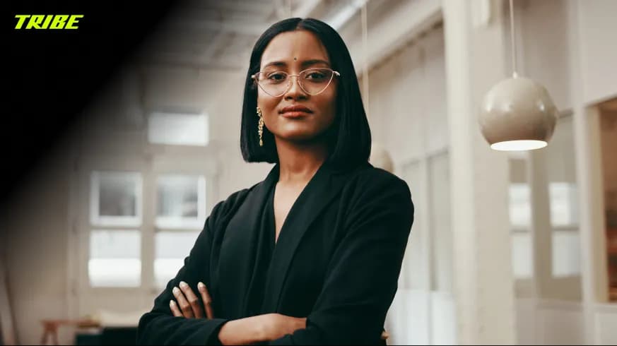 Professionel kvinde demonstrerer højere performance på arbejdspladsen